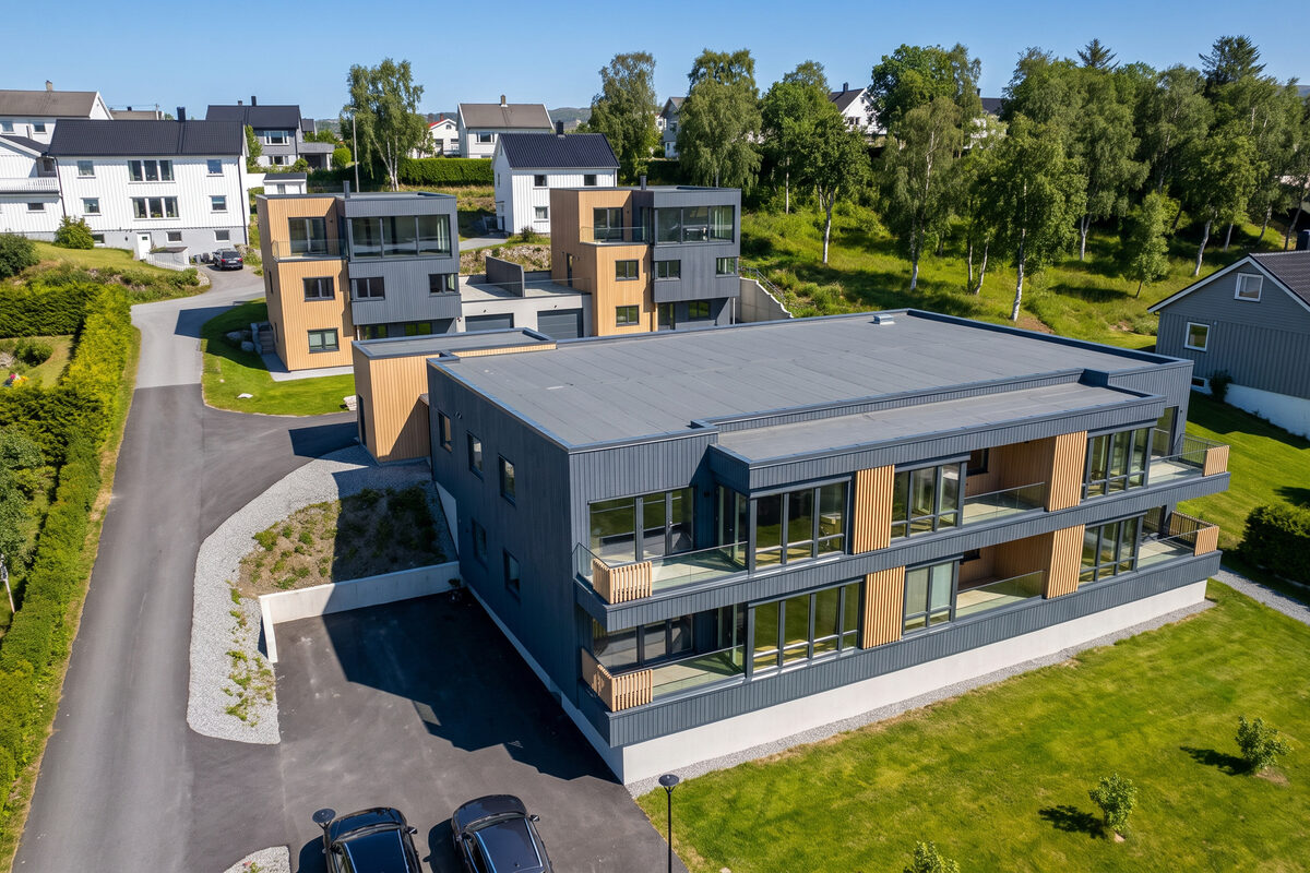Leilighetsbygget og de to eneboligene på tomta på Hatlane