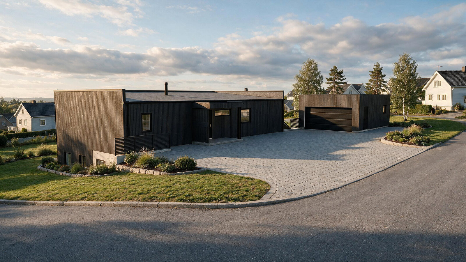 Gårdsplassen mot Myrlandsvegen, med inngang og garasje